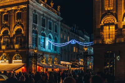 Décor de ville la nuit avec guirlandes lumineuses