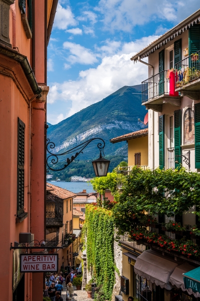 Rue étroite entre des maisons colorées au bord du lac de Côme