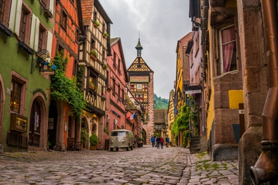 Rue pavée bordée de maisons à colombages colorées Riquewihr