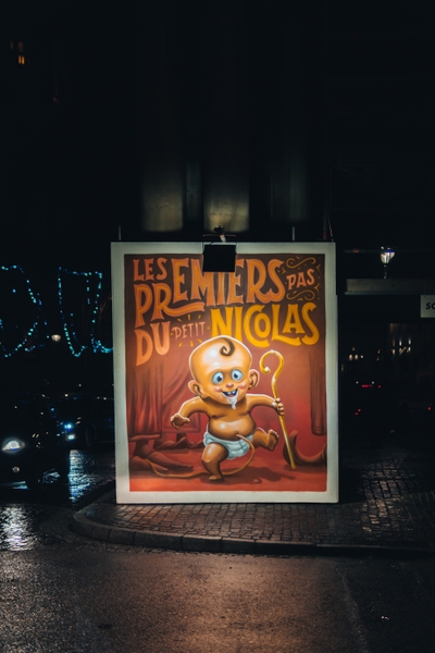 Affiche Les premiers pas du Petit Nicolas sur un panneau de rue