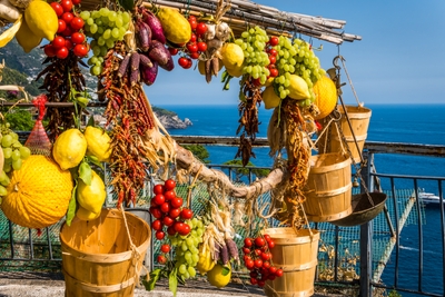 Fruits suspendus sur une terrasse en bord de mer