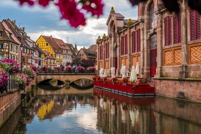 Canal bordé de maisons à colombages à Colmar