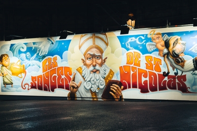 Fresque murale colorée avec visages peints