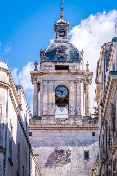 Tour en pierre avec horloge et dôme bleu La Rochelle