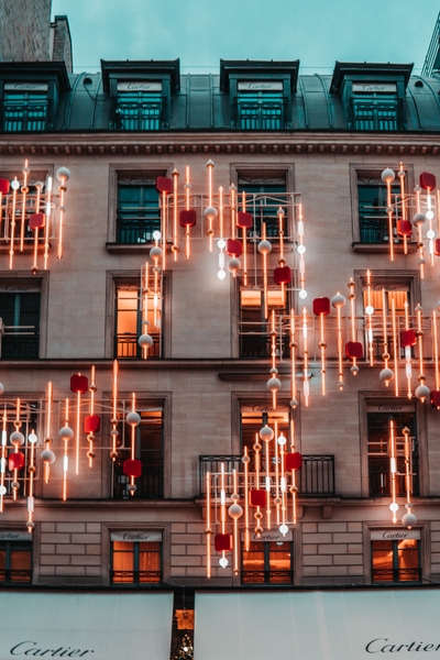 Façade d immeuble Cartier avec décorations lumineuses