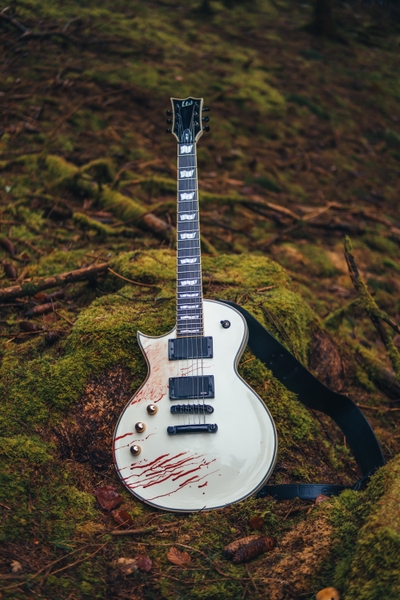 Guitare électrique blanche posée sur de la mousse