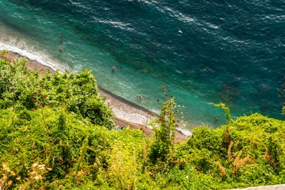 Falaise verdoyante au bord d’une mer turquoise