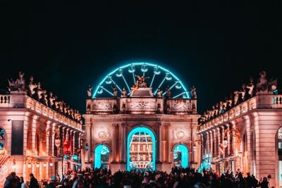 Entrée monumentale encadrée de statues et de pavillons