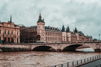 Pont de pierre au-dessus de la Seine à Paris
