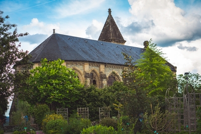 Eglise en pierre avec toit en ardoise de Limoges