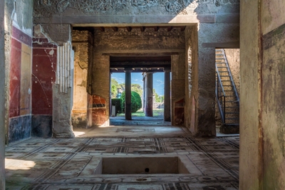 Pièce ancienne avec sol carrelé d'une villa de Pompeï