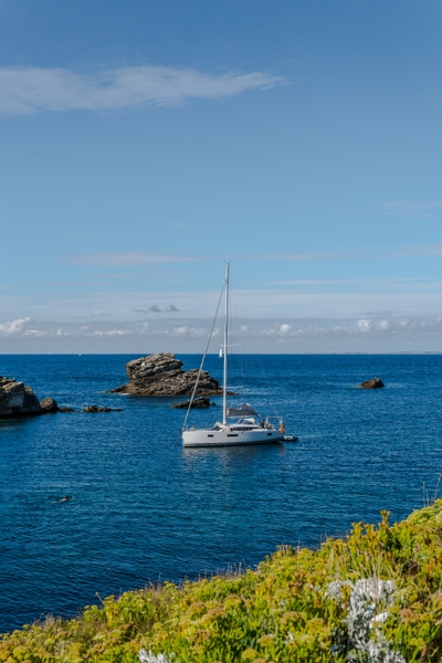 Voilier blanc sur mer bleue