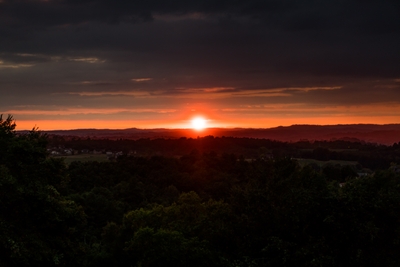 Coucher de soleil sur un horizon de collines