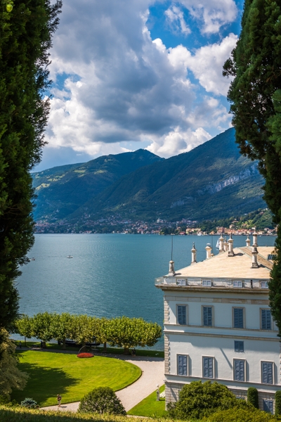Lac de Côme avec montagnes et villa au bord de l’eau
