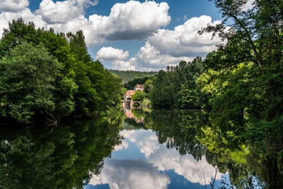 Rivière calme bordée d'arbres Saint Cirq Lapopie