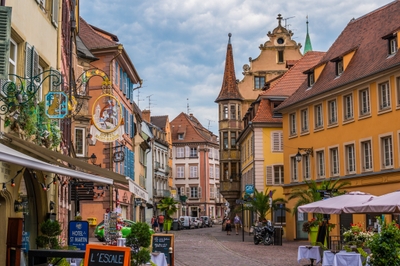 Rue pavée bordée de maisons colorées Colmar