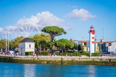 Phare rouge et blanc au bord de l’eau