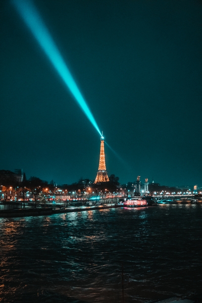 Tour Eiffel illuminée la nuit à Paris