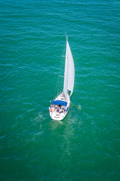 Voilier blanc sur mer turquoise