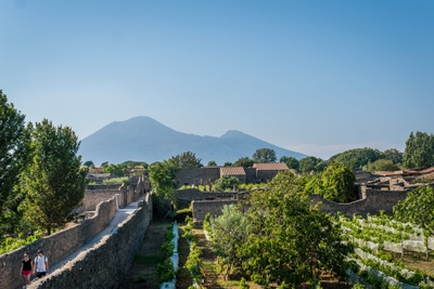 Ruines et jardins avec une montagne au loin
