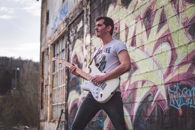 Homme jouant de la guitare