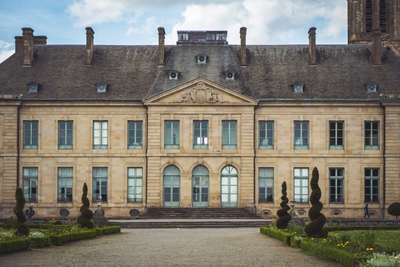 Grand bâtiment en pierre avec façade symétrique Limoges